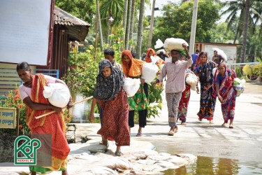 People returning home caring food relief.