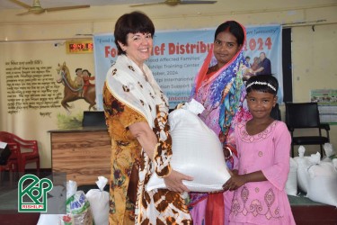 The president of Rishilpi handed over the food to a flood affected family