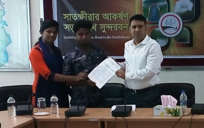 District Adolescent and Youth Club members have been giving a memorandum to Satkhira Deputy Commissioner S.M. Mostafa Kamal for not to use children for political purposes.
