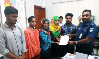 District Adolescent and Youth Club members have been giving a memorandum to Police Super Md. Sajjadur Rahman for not to use children for election purposes.